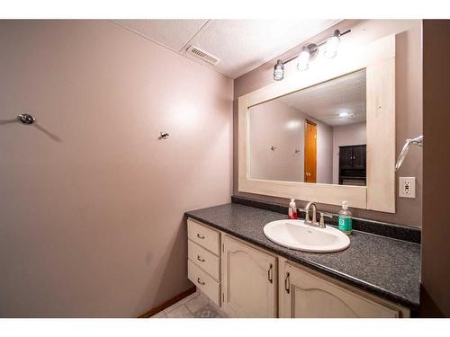 1929 5 Avenue, Wainwright, AB - Indoor Photo Showing Bathroom