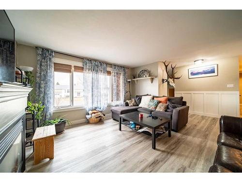 1929 5 Avenue, Wainwright, AB - Indoor Photo Showing Living Room