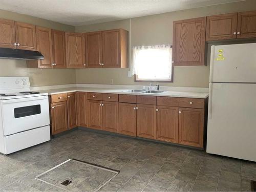 1121 8 Avenue, Wainwright, AB - Indoor Photo Showing Kitchen With Double Sink