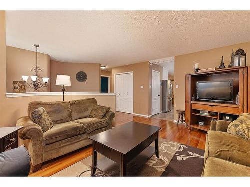 2711 46 Avenue Close, Lloydminster, SK - Indoor Photo Showing Living Room