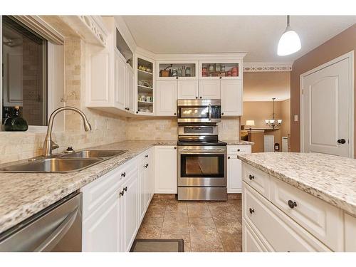 2711 46 Avenue Close, Lloydminster, SK - Indoor Photo Showing Kitchen With Double Sink