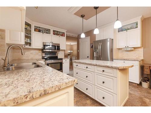 2711 46 Avenue Close, Lloydminster, SK - Indoor Photo Showing Kitchen With Double Sink With Upgraded Kitchen