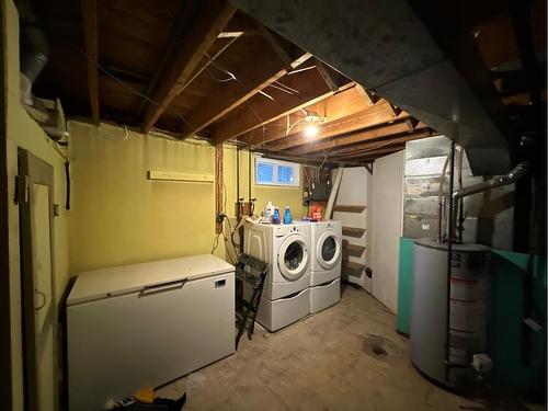 22 Simpson Avenue, Hughenden, AB - Indoor Photo Showing Laundry Room