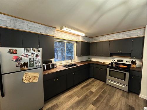 22 Simpson Avenue, Hughenden, AB - Indoor Photo Showing Kitchen