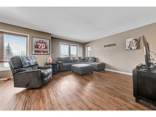 402 4 Avenue Close, Maidstone, SK - Indoor Photo Showing Living Room