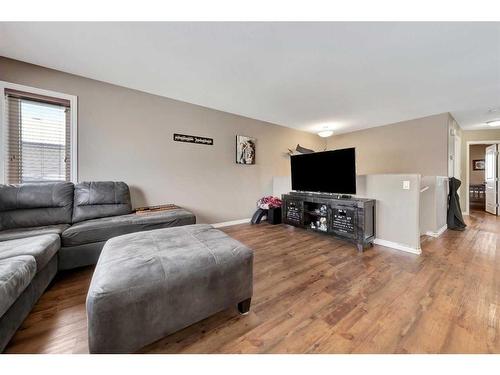 402 4 Avenue Close, Maidstone, SK - Indoor Photo Showing Living Room