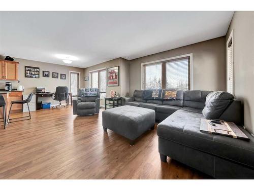 402 4 Avenue Close, Maidstone, SK - Indoor Photo Showing Living Room