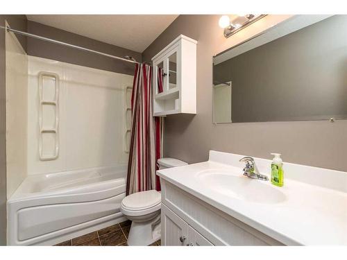 5306 47 Street, Lloydminster, AB - Indoor Photo Showing Bathroom