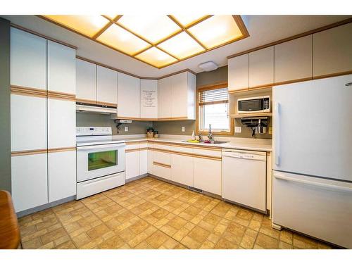 5529 41 Street, Provost, AB - Indoor Photo Showing Kitchen With Double Sink