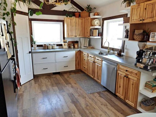 121 Hwy 897 Highway, Marwayne, AB - Indoor Photo Showing Kitchen With Double Sink