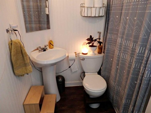 121 Hwy 897 Highway, Marwayne, AB - Indoor Photo Showing Bathroom