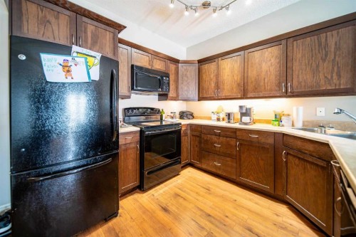 210-2609 11 Avenue, Wainwright, AB - Indoor Photo Showing Kitchen