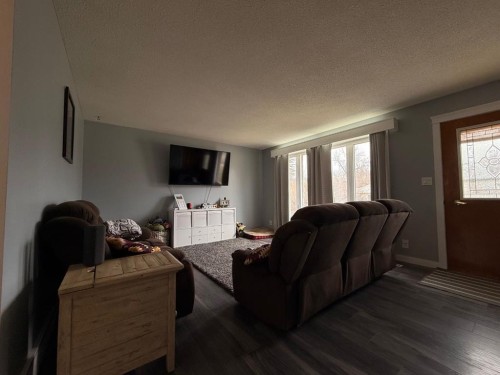 122 Main Street, Lashburn, SK - Indoor Photo Showing Living Room