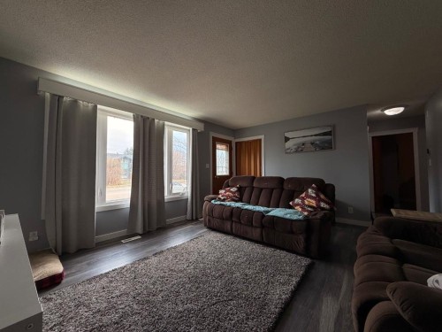 122 Main Street, Lashburn, SK - Indoor Photo Showing Living Room