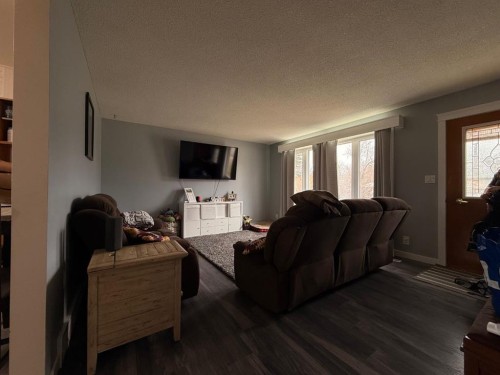 122 Main Street, Lashburn, SK - Indoor Photo Showing Living Room