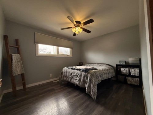 122 Main Street, Lashburn, SK - Indoor Photo Showing Bedroom