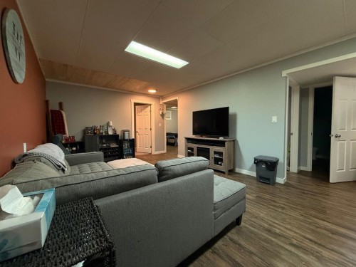 122 Main Street, Lashburn, SK - Indoor Photo Showing Living Room