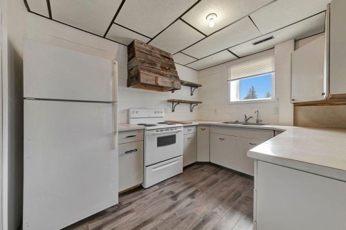 201 3 Avenue E, Neilburg, SK - Indoor Photo Showing Kitchen With Double Sink