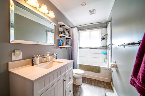 101 11 Street, Wainwright, AB - Indoor Photo Showing Bathroom