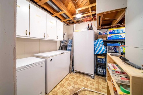 101 11 Street, Wainwright, AB - Indoor Photo Showing Laundry Room