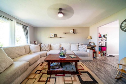 101 11 Street, Wainwright, AB - Indoor Photo Showing Living Room