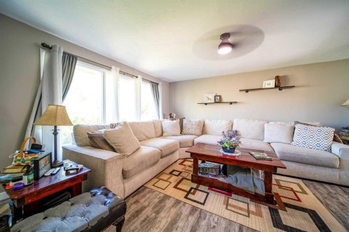 101 11 Street, Wainwright, AB - Indoor Photo Showing Living Room