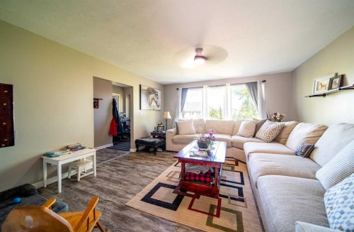 101 11 Street, Wainwright, AB - Indoor Photo Showing Living Room