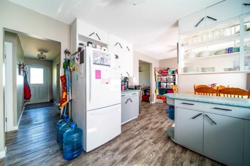 101 11 Street, Wainwright, AB - Indoor Photo Showing Kitchen