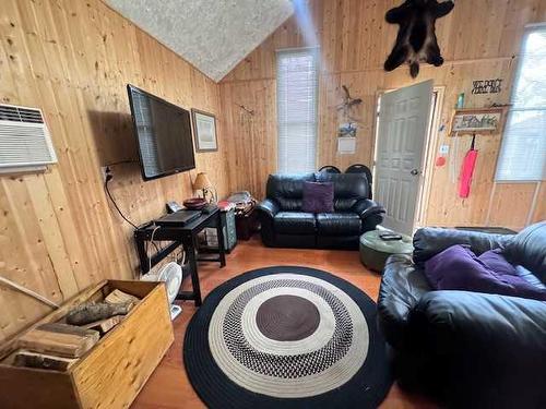 12 Suffern Lake, Suffern Lake, SK - Indoor Photo Showing Living Room