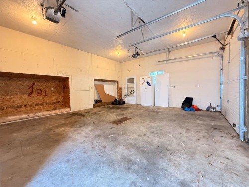 428 5 Street North, Marwayne, AB - Indoor Photo Showing Garage