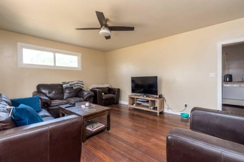 302 2 Avenue East, Maidstone, SK - Indoor Photo Showing Living Room