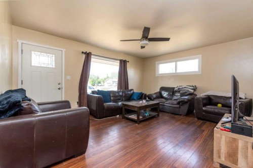 302 2 Avenue East, Maidstone, SK - Indoor Photo Showing Living Room