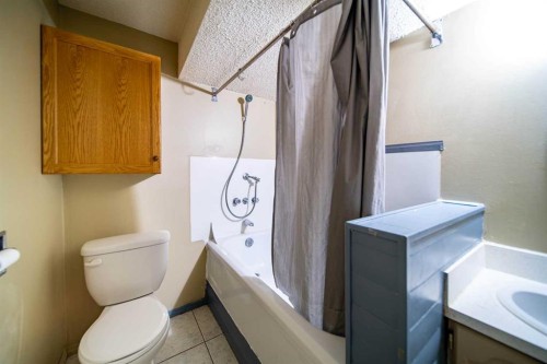 1601 5 Avenue, Wainwright, AB - Indoor Photo Showing Bathroom