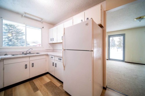 1601 5 Avenue, Wainwright, AB - Indoor Photo Showing Kitchen With Double Sink