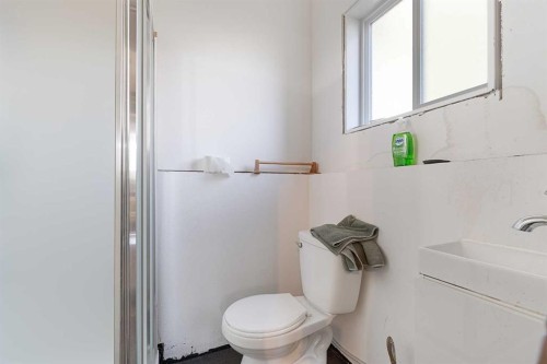18 3 Avenue Se, Marshall, SK - Indoor Photo Showing Bathroom