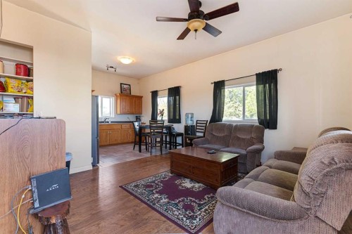 18 3 Avenue Se, Marshall, SK - Indoor Photo Showing Living Room