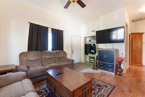 18 3 Avenue Se, Marshall, SK - Indoor Photo Showing Living Room