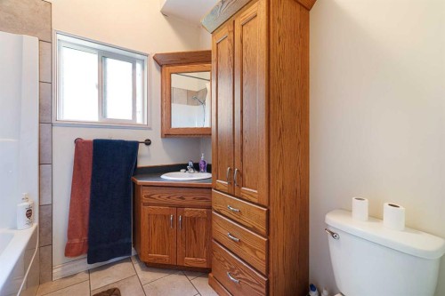 18 3 Avenue Se, Marshall, SK - Indoor Photo Showing Bathroom