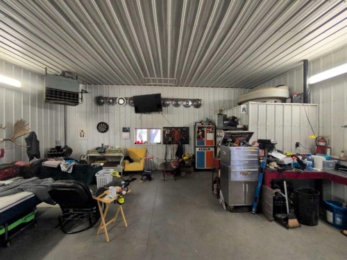 Pt Se 28-49-27 W3 Rm Of Wilton, Rural, SK - Indoor Photo Showing Garage