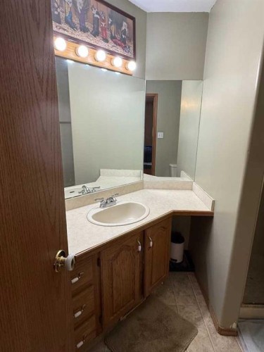 5215 58 Street, Vermilion, AB - Indoor Photo Showing Bathroom