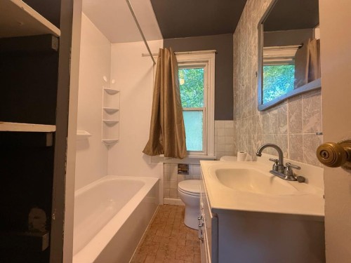 4807 49 Street, Lloydminster, SK - Indoor Photo Showing Bathroom