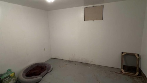 39 Rydberg Street, Hughenden, AB - Indoor Photo Showing Other Room