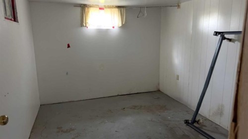 39 Rydberg Street, Hughenden, AB - Indoor Photo Showing Garage