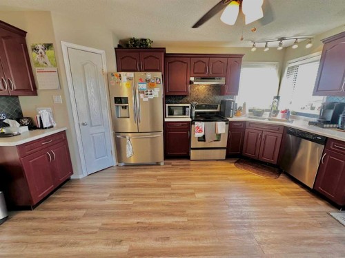 1134 21 Street, Wainwright, AB - Indoor Photo Showing Kitchen With Double Sink
