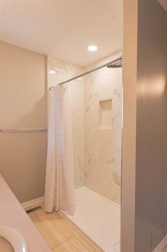 1926 8 Avenue, Wainwright, AB - Indoor Photo Showing Bathroom