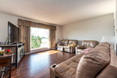 310 1 Street East, Marshall, SK - Indoor Photo Showing Living Room