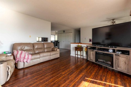 310 1 Street East, Marshall, SK - Indoor Photo Showing Living Room