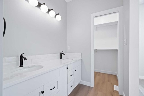 6004 13 Street, Lloydminster, AB - Indoor Photo Showing Bathroom