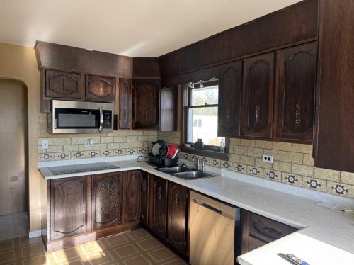 442039 Rge Rd 95, Rural Wainwright No. 61, M.D. Of, AB - Indoor Photo Showing Kitchen With Double Sink