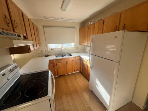 4502 56 Avenue, Lloydminster, AB - Indoor Photo Showing Kitchen With Double Sink